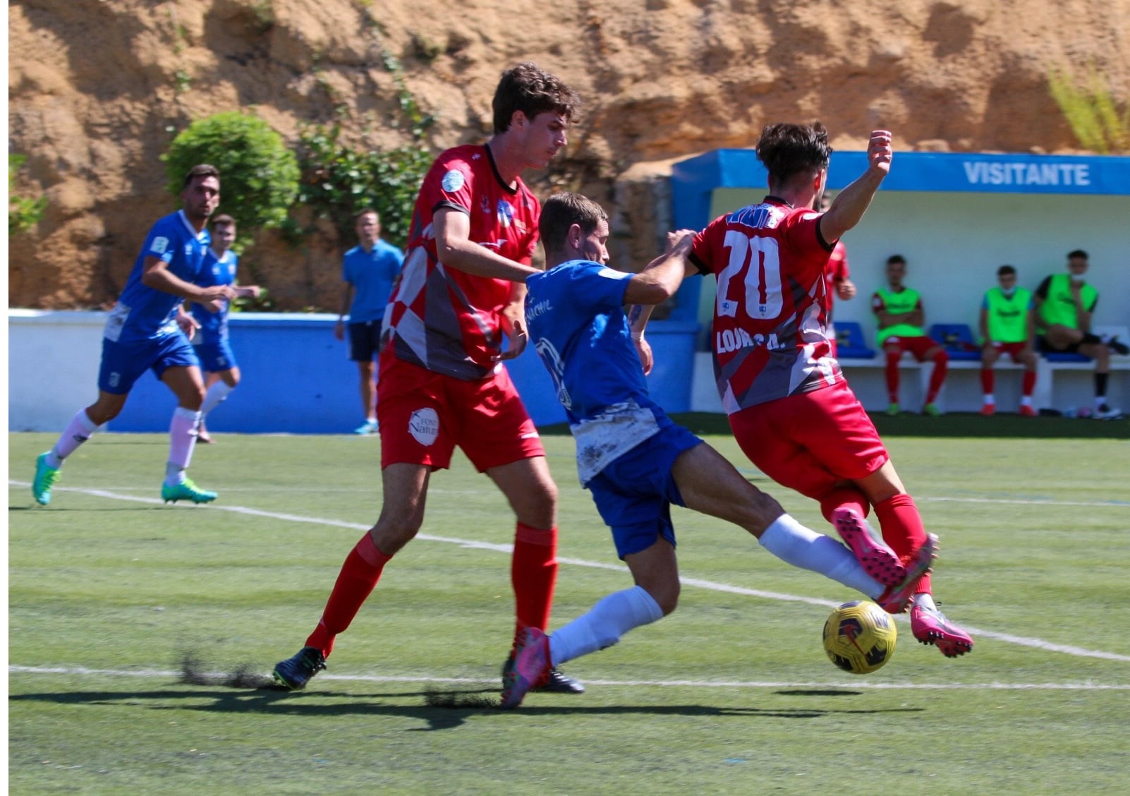 Fabio Y Brian Pugnan Por El Balón Con Un Jugador Del Monachil. Foto: Encarni Quesada.