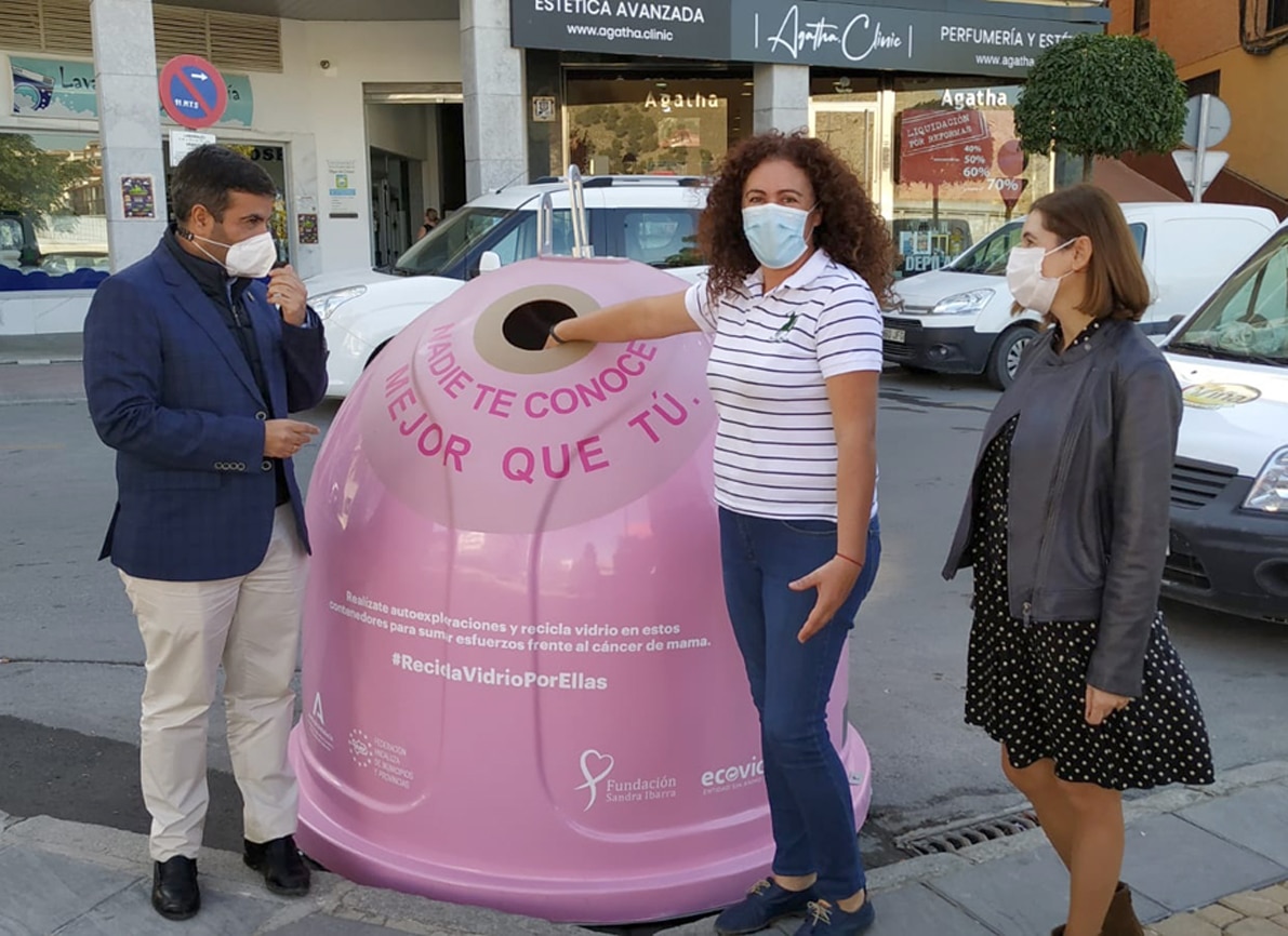 Alcalde, Concejala Y Coordinadora De Medio Ambiente, En El Contenedor. Foto: Corto