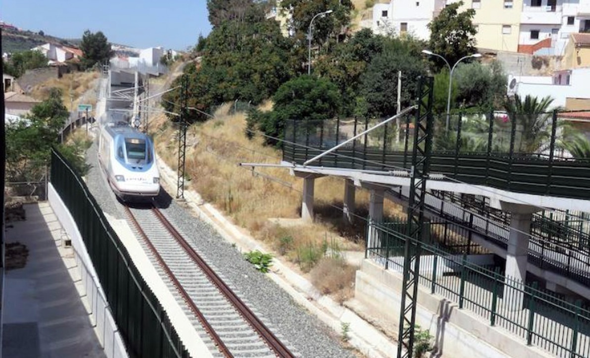 El Ave A Su Paso Por La Antigua Estación De San Francisco. Foto: Psoe