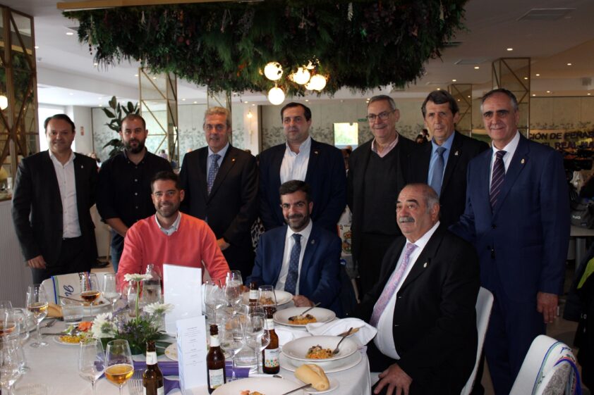 Representantes De Las Peñas, Autoridades Y Ex Jugadores Del Real Madrid Presentes En El Acto. P.c.