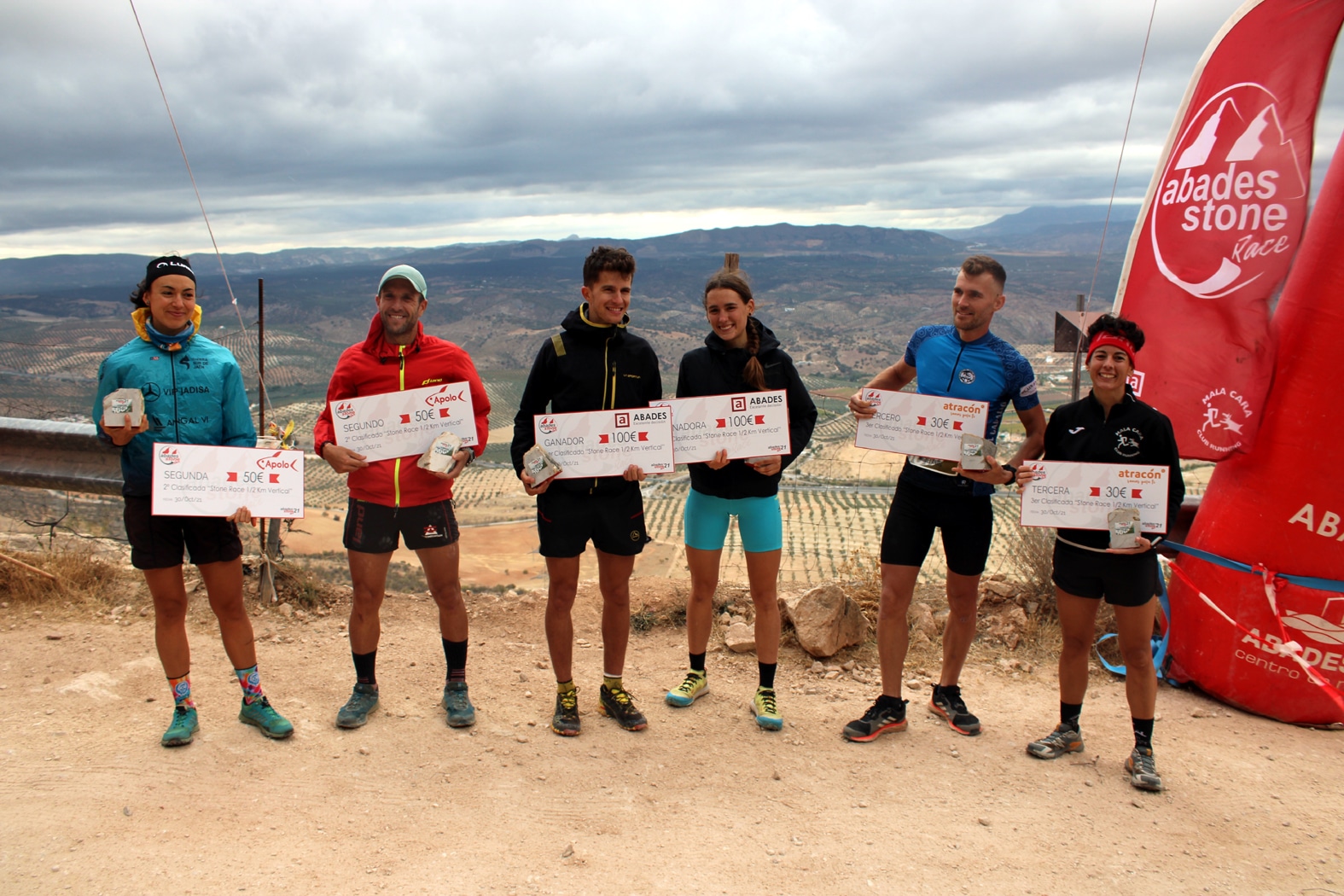 Podio Con Los Tres Primeros De La General Masculina Y Femenina En El 1/2 Kilómetro Vertical. P.c.