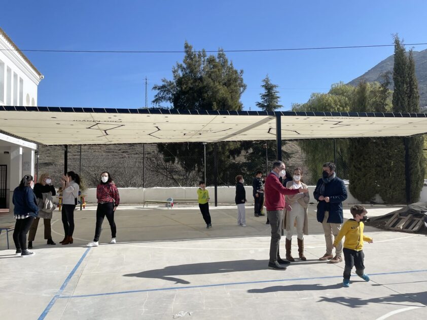 Concejal, Directora Y Alcalde, Delante De La Pérgola Del Colegio De Riofrío. Foto: Calma