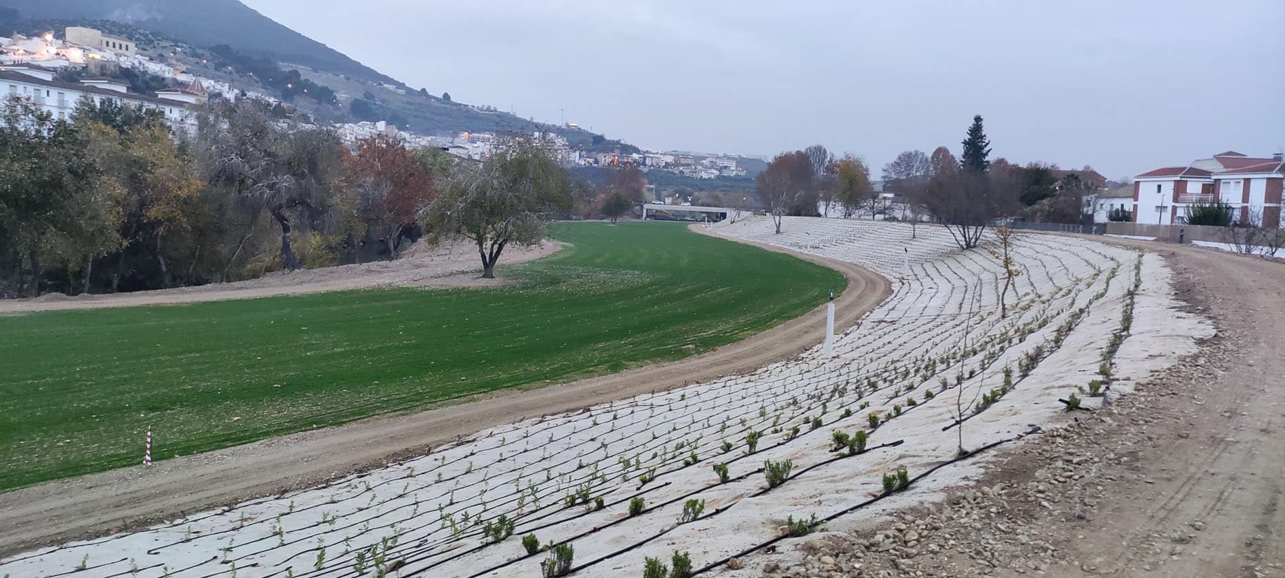 Situación Del Parque Fluvial Con Colocación De Bancos, Iluminación Y Fuentes