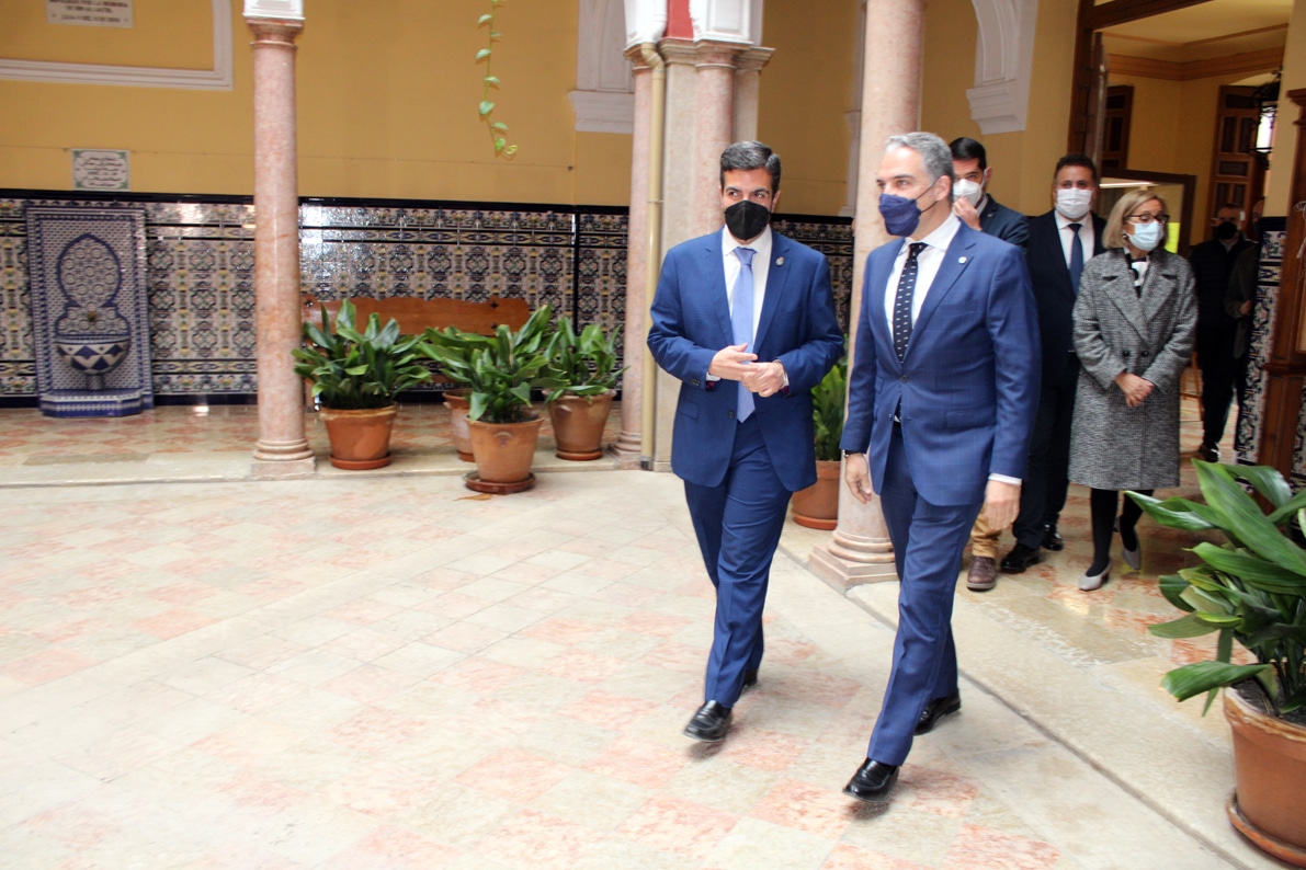 El Alcalde Y El Consejero, En Su Entrada Al Ayuntamiento De Loja. Foto: C. Molina