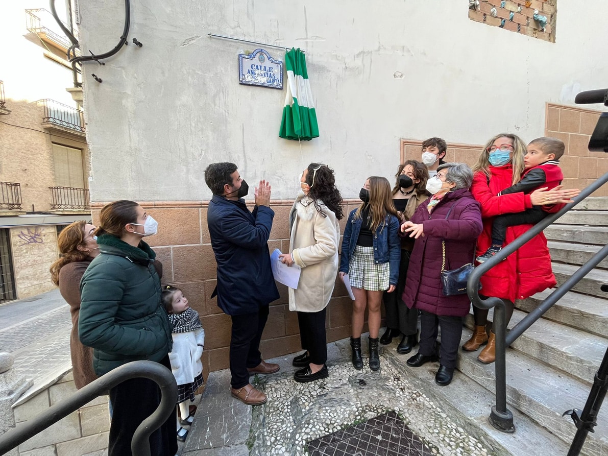 El Alcalde Y Su Nieta Ana Ocaña Descubren La Placa Que Lleva Su Nombre. Foto: Calma