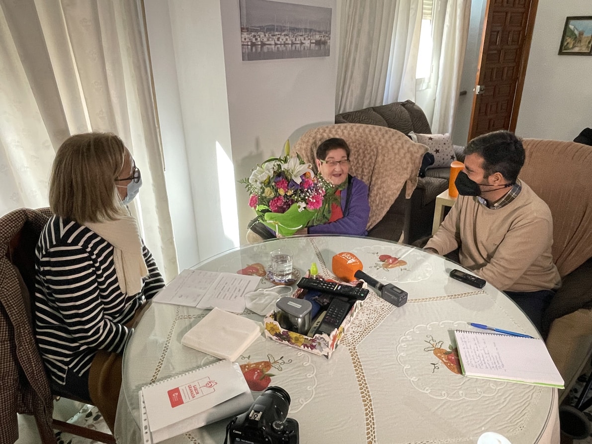 El Alcalde Y La Concejala Conversan Con Antonia, Usuaria Del Sad. Foto: Calma