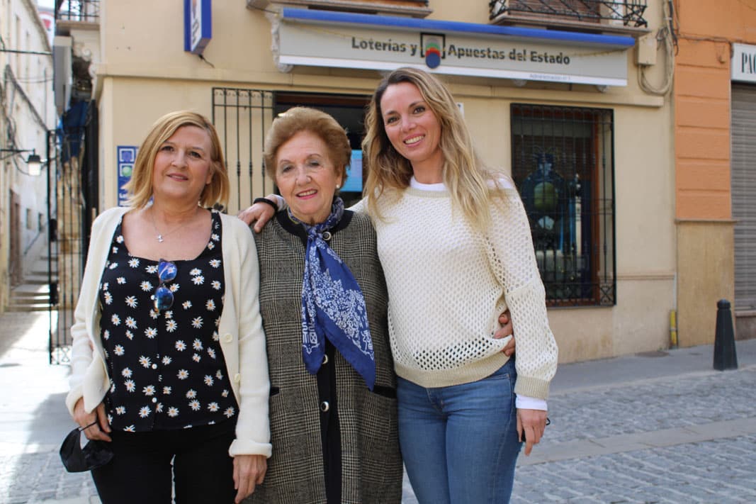 Celian Escobar, Mari Pepa Burgos Y María José Ropera En La Administración De Loterías Nº1 De Loja