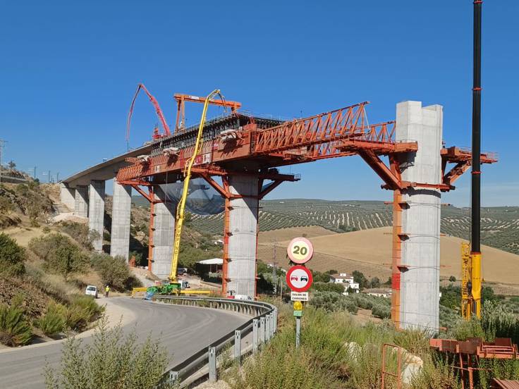 Uno De Los Viaductos Que Conforman La Variante De Loja Por Riofrío. Foto: Archivo