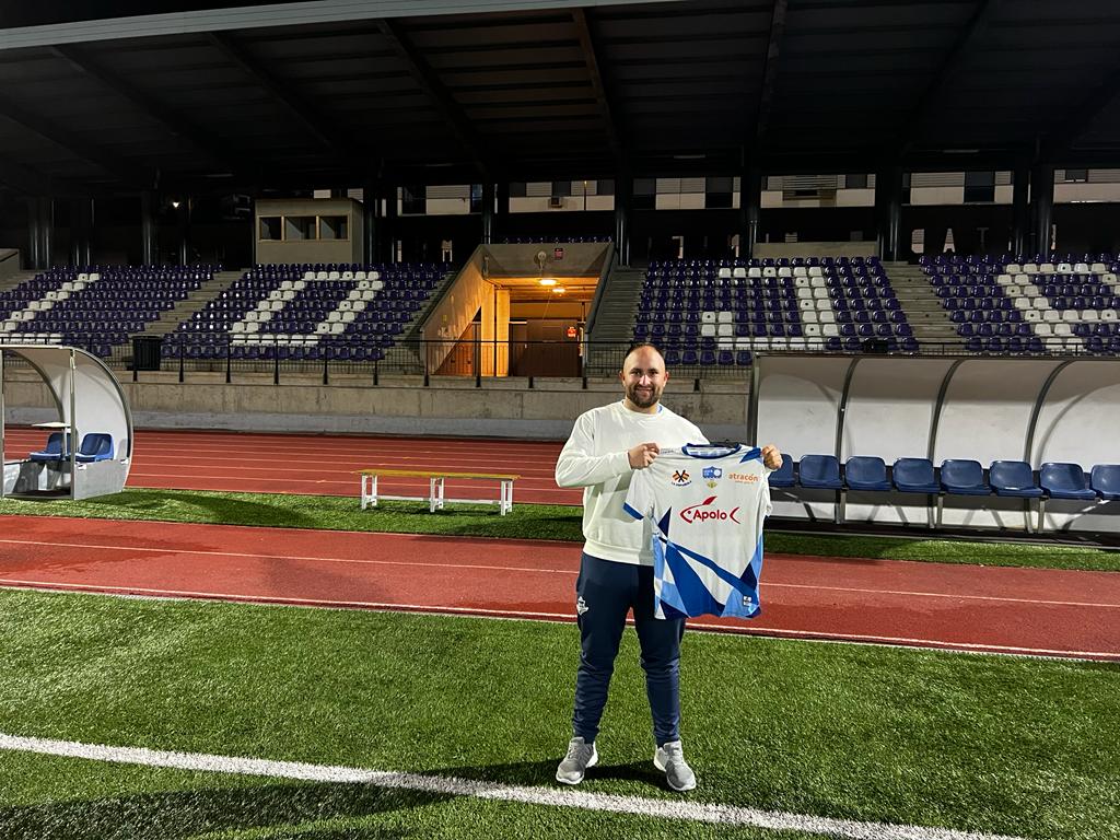 Dani Camarero, Anoche En El Estadio Medina Lauxa Posando Con La Camiseta Del Loja Cd.