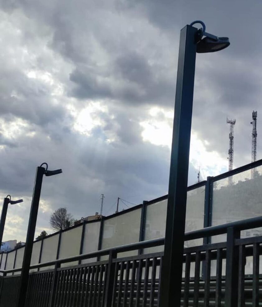 Adif Ya Ha Instalado Farolas En La Pasarela Peatonal De La Estación. Foto: El Corto