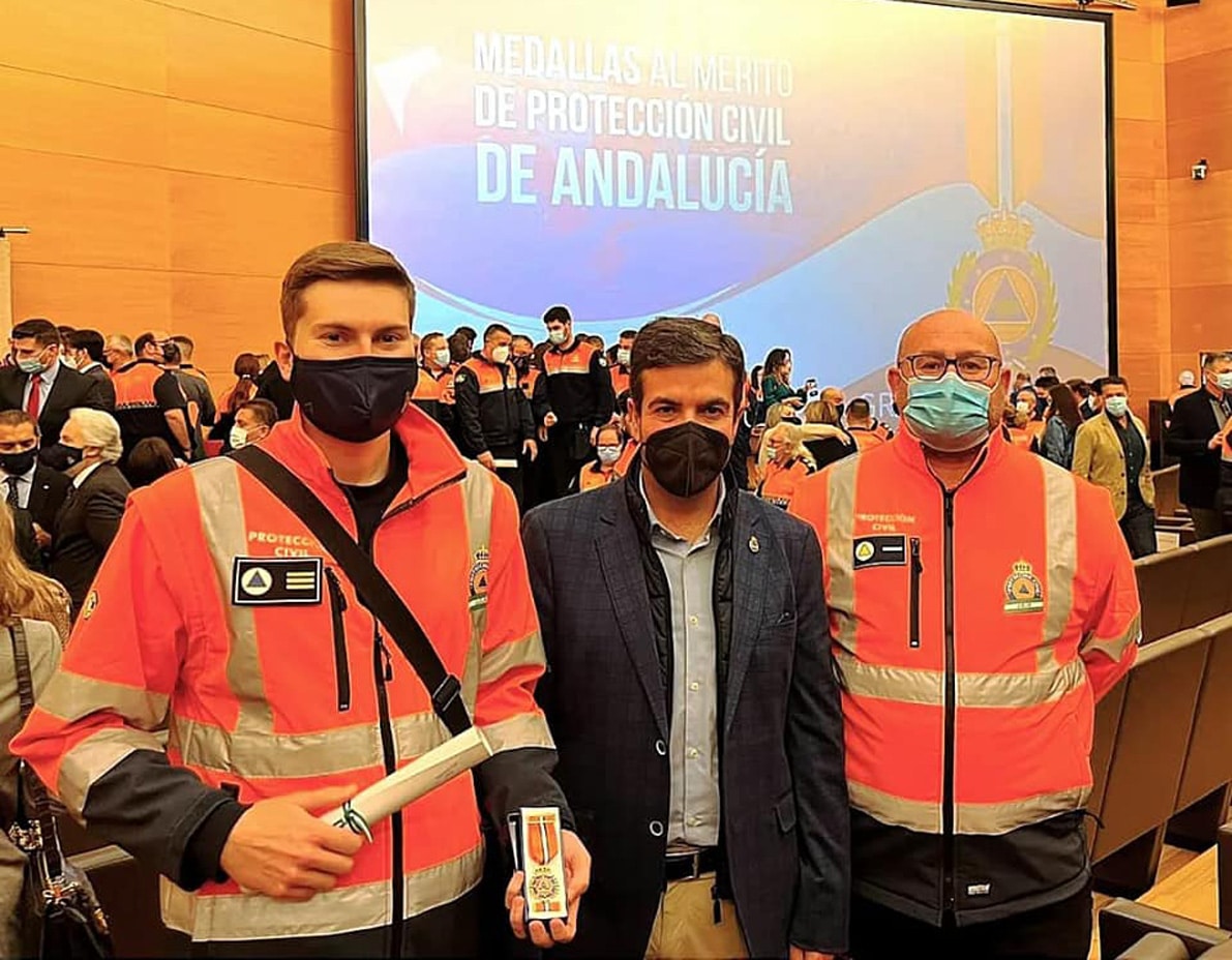 Del Moral, Camacho Y Román, En El Acto De Entrega De La Medalla. Foto: P. Civil