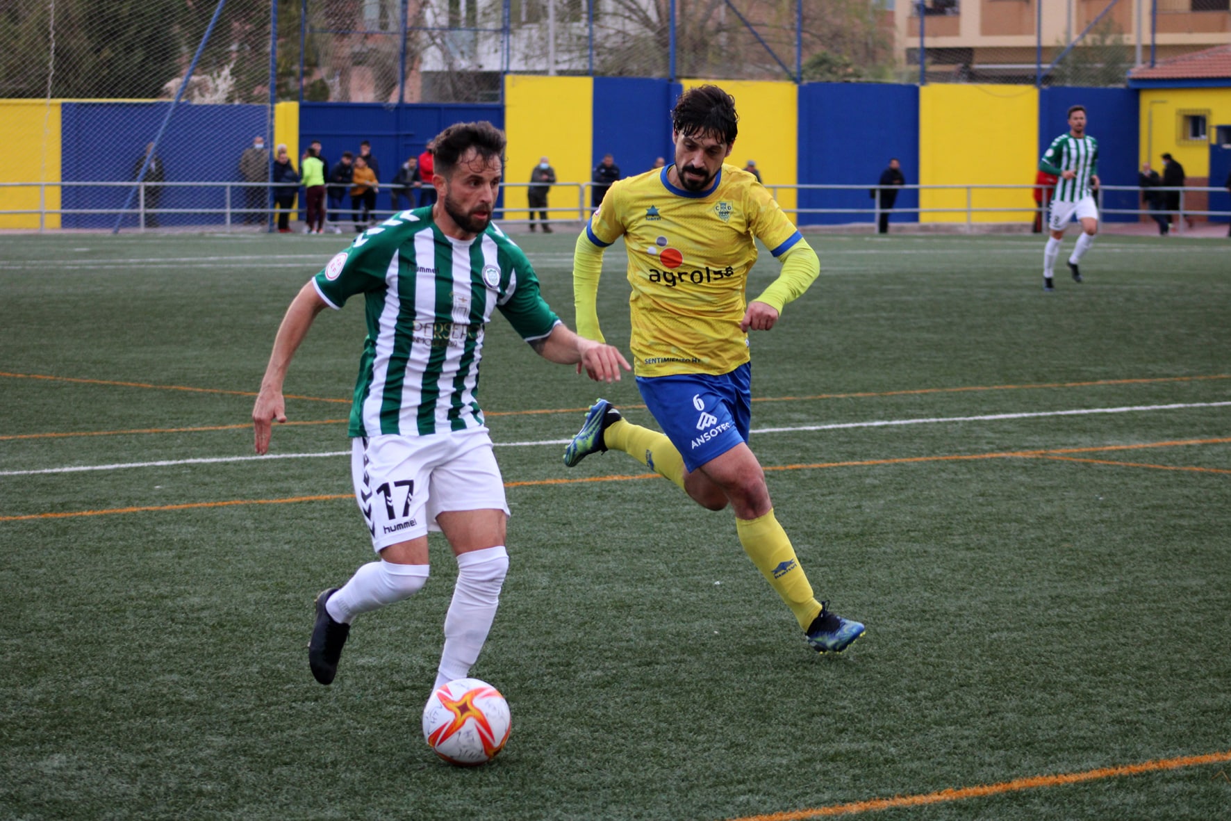 Gato Conduce El Balón Perseguido Por Ramiro En El Reciente Partido Disputado En Huétor Tájar. P.c.