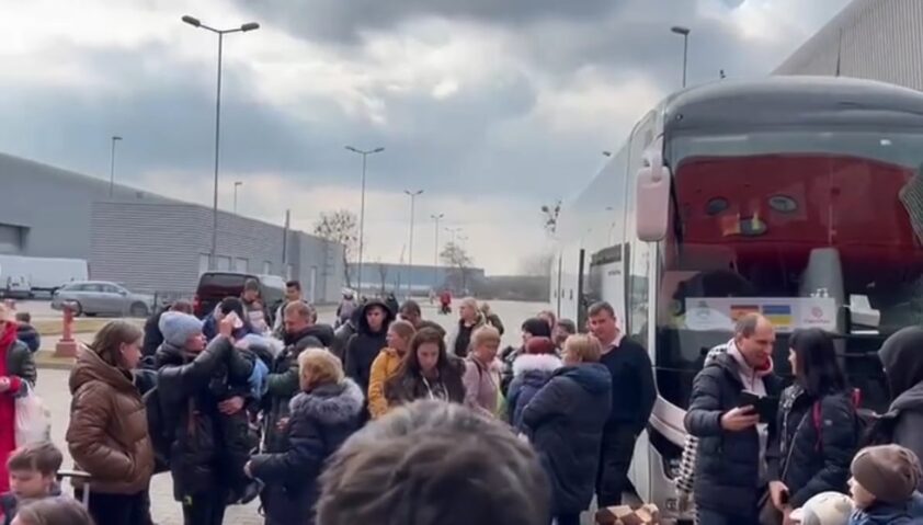 Grupo De Refugiados Ucranianos Que Viajan De Regreso A Loja. Foto: El Corto