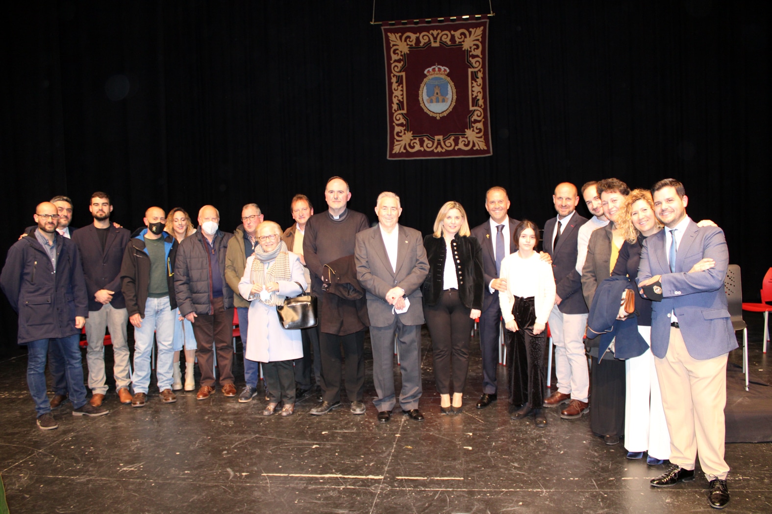 Foto De Familia Con El Pregonero, El Premio A La Naveta De Honor Y Directiva De La Agrupación. P.c.