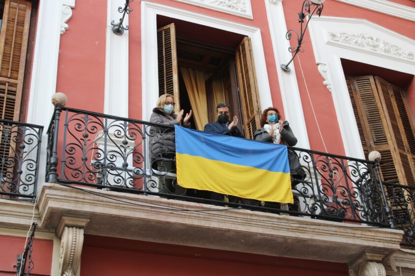 Ortiz, Camacho Y González, En El Balcón Del Consistorio Colgando La Bandera. Foto: A. M.