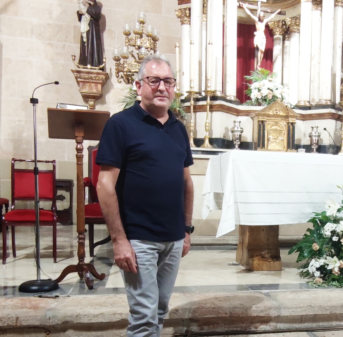 El Párroco Manuel Molina, En La Iglesia De Santa Catalina De Loja. Foto: C. M.