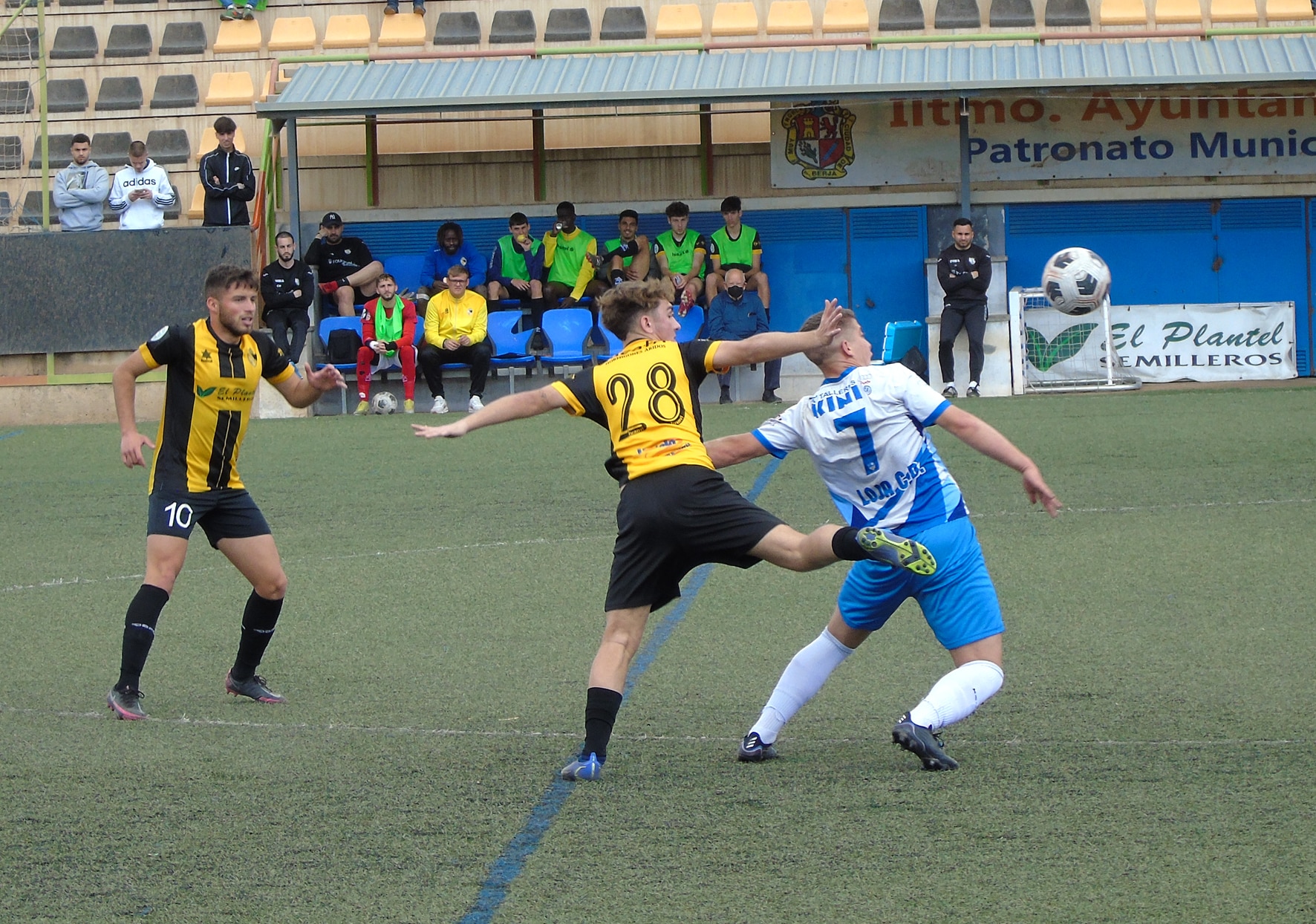 Douglas Intenta Llevarse El Balón Ante Jugador Local Jiménez. Foto: Paco Castillo.