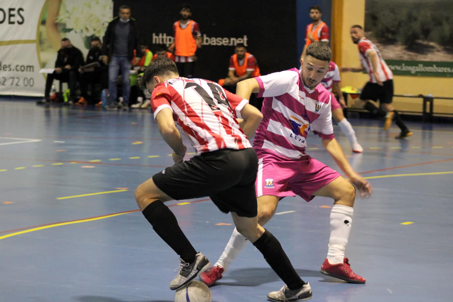 Peti Pugna Con Un Jugador Del Sporting De Almería En El Encuentro Del Pasado Sábado.