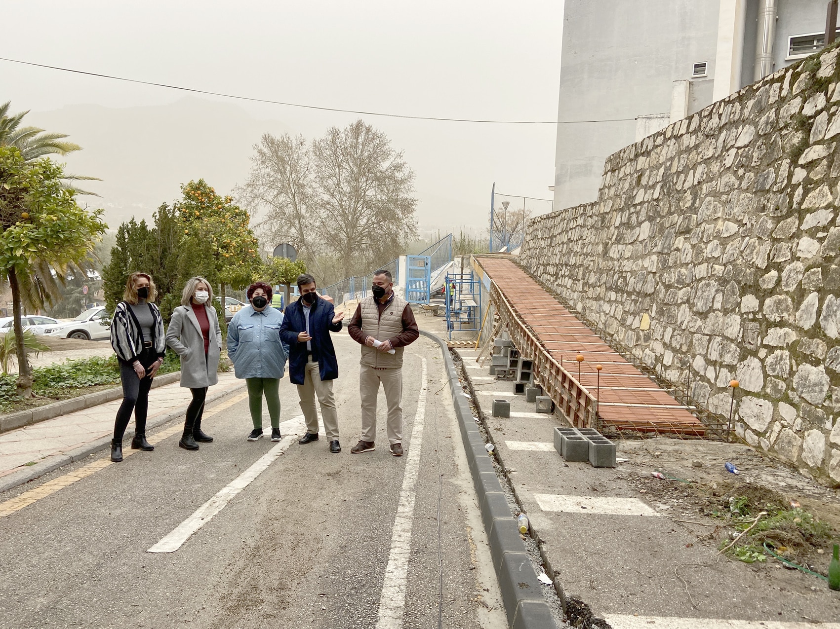 Directivas Del Centro, El Alcalde Y El Concejal Junto A Las Obras. Foto: A. Matas.