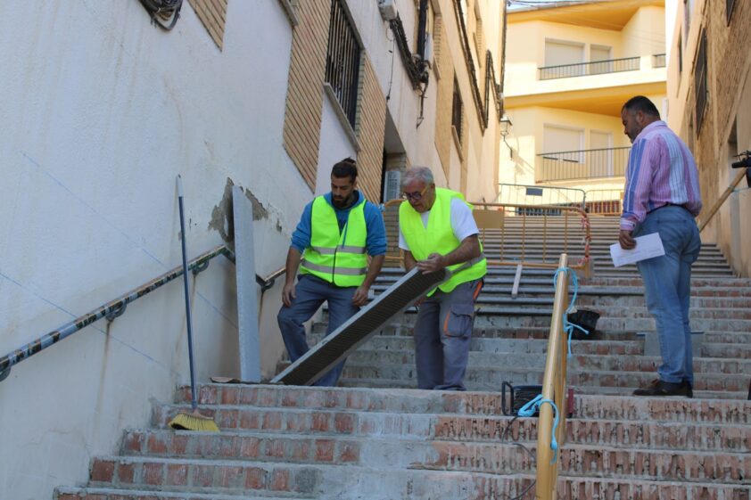 El Concejal De Obras Y Mantenimiento Supervisa Los Trabajos. Foto: A. Matas
