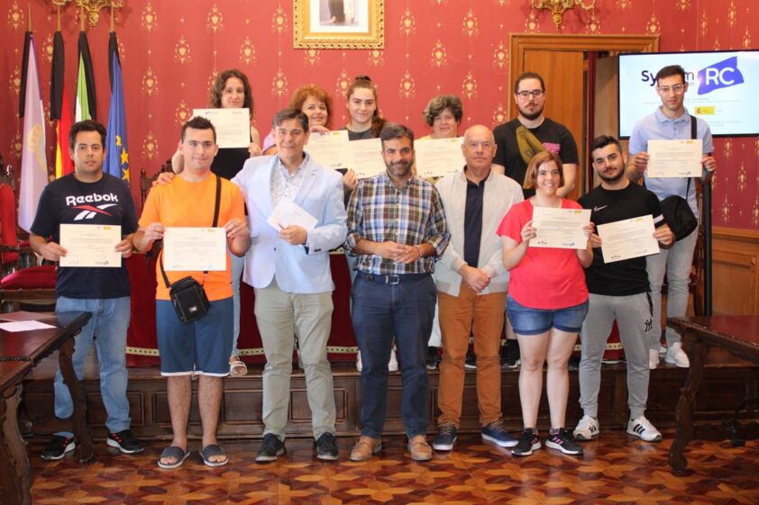 El Alcalde Y El Concejal, Junto Al Alumnado Que Realiza Las Prácticas. Foto: C. Molina