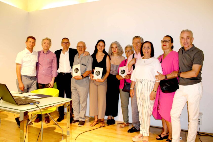 José Antonio Lopera (tercero Por La Izquierda) Junto A Familiares En La Presentación De Su Obra. P.c