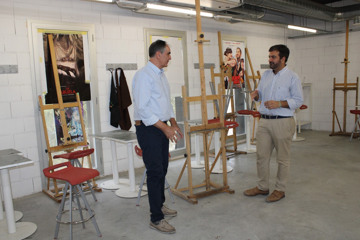 El Concejal De Cultura Y El Alcalde, En Una De Las Aulas Donde Se Imparte La Updl. Foto: E. C.