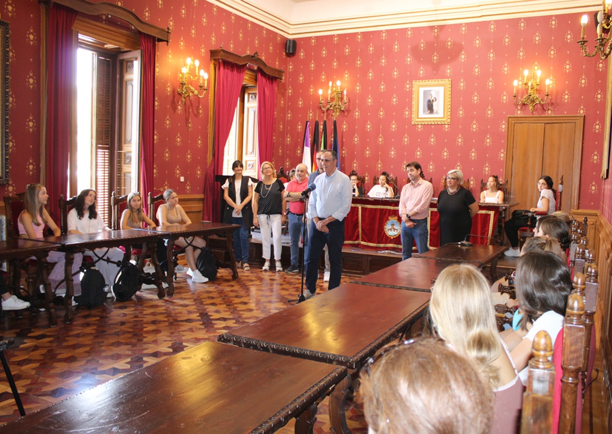 El Concejal De Educación Da La Bienvenida A Las Estudiantes Alemanas. Foto: C. Molina