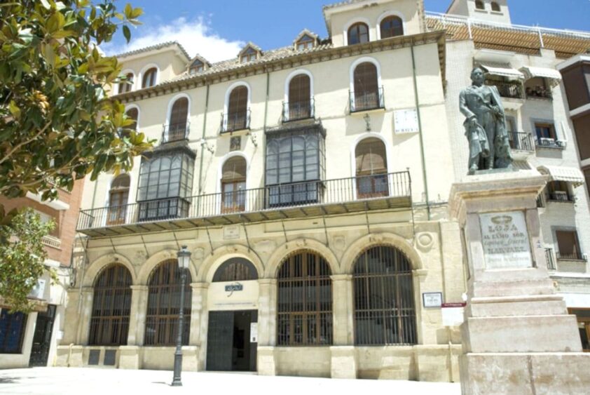 Edificio De La Plaza De La Constitución Donde Se Ubica El Centro De Interpretación Histórico. Lojatu