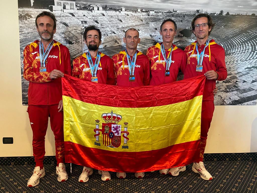 José Antonio Castilla En El Centro Con El Resto Del Equipo Español