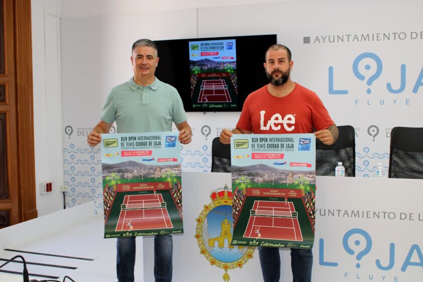 Presidente Del Club Tenis Frontil Y Concejal De Deportes Con El Cartel Del Torneo. Foto: Calma.