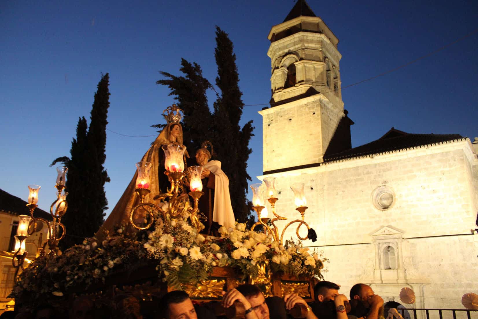 La Virgen Del Carmen Y De Fondo La Torre De La Iglesia De San Gabriel