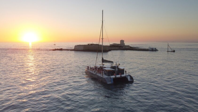 El Catamarán Turístico Surcando Las Aguas De La Bahía De Cádiz.