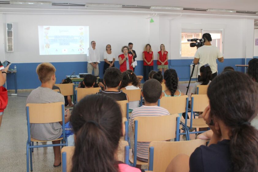 Una De Las Voluntarias De Cruz Roja, En La Clausura De La Escuela De Verano. Foto: A. M.