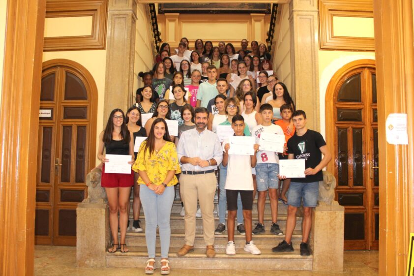Jóvenes Participantes En Los Cursos Formativos De Juventud Junto A La Concejala Y El Alcalde. C.m.