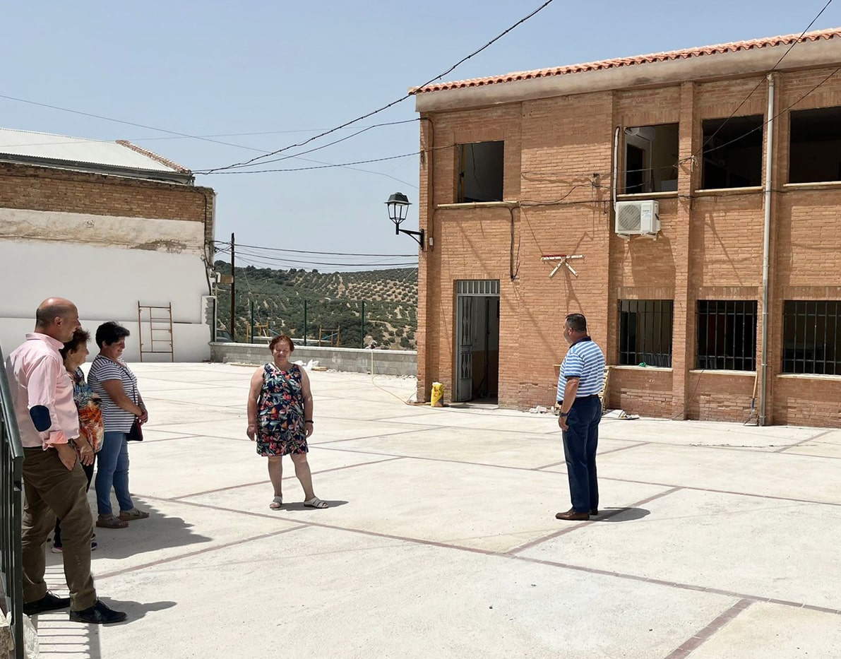 El Concejal De Obras Supervisa Los Trabajos En Las Antiguas Escuelas. Foto: El Corto