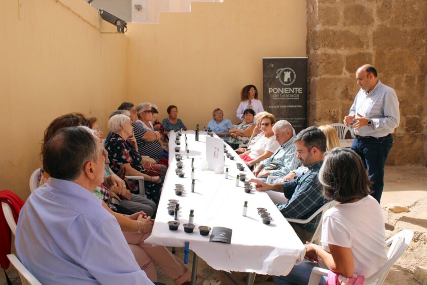 Los Usuarios Del Cpa Barrio Alto San José, Participando En La Cata De Aceite. Foto: Calma