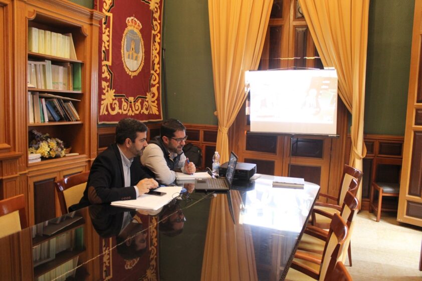 El Alcalde Y El Concejal De Urbanismo, Durante La Reunión Con La Chg. Foto: C. Molina