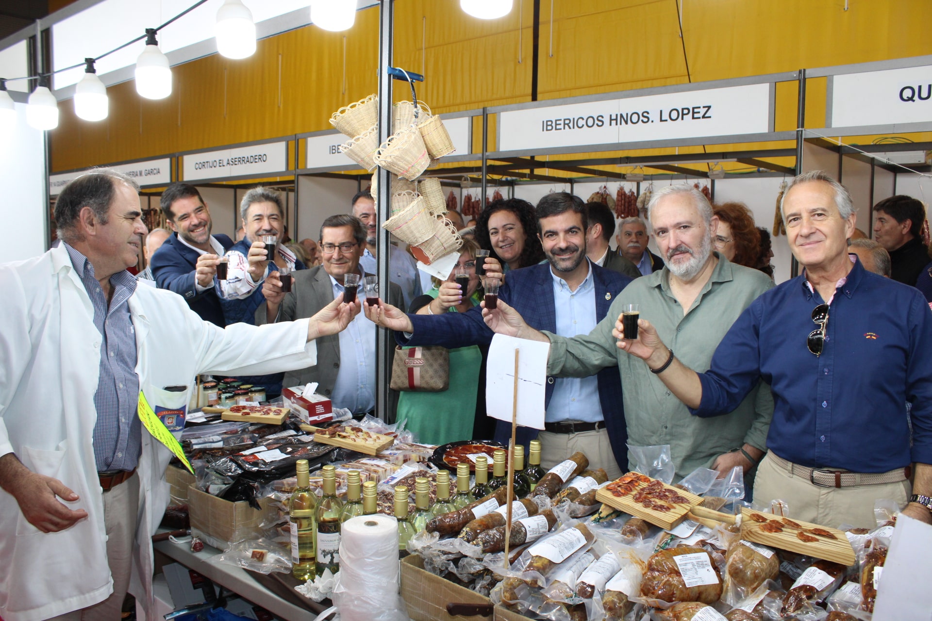 Las Autoridades Visitando Uno De Los Estand De La Feria. Fotos: P. C.