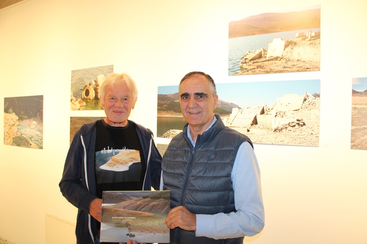 El Fotógrafo Jan Katuin, Junto Al Concejal De Cultura, En El Pósito. Foto: P. C.