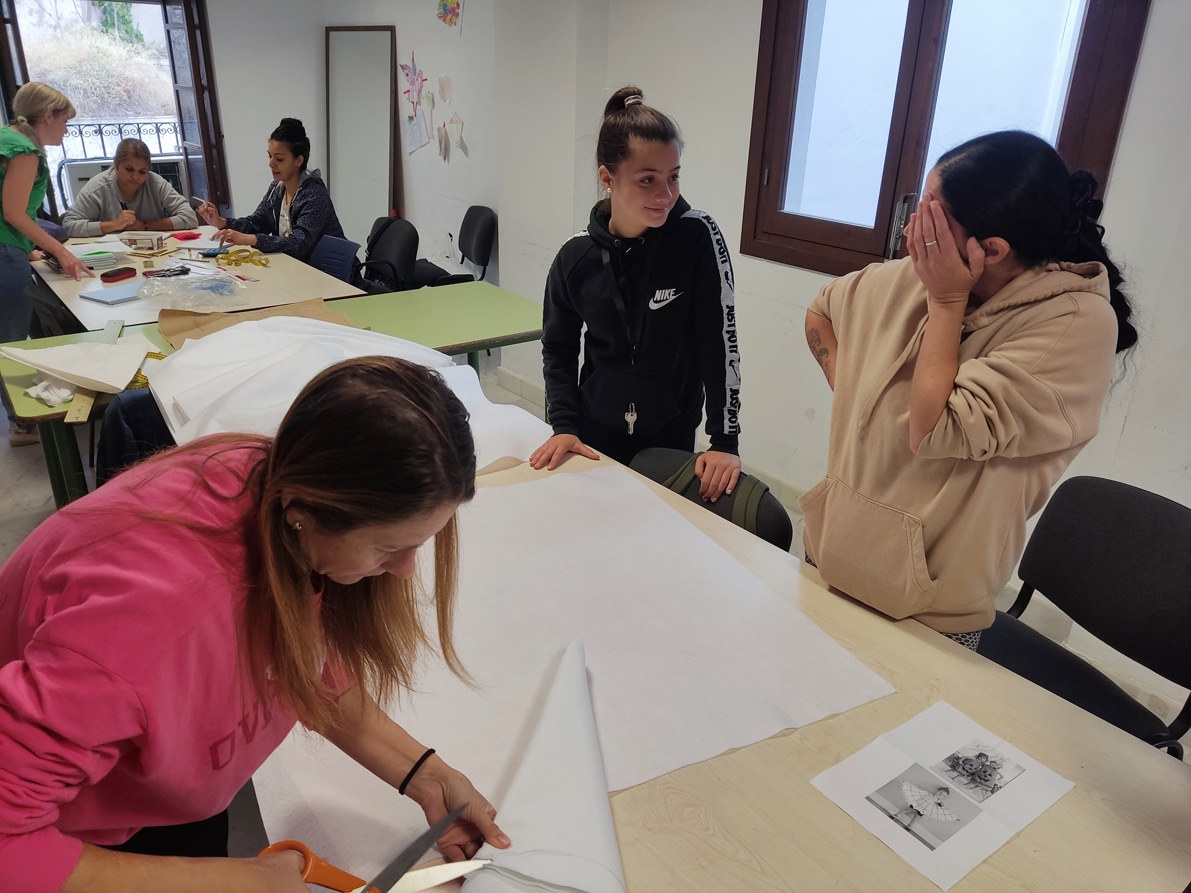 Alumnado Del Taller De Costura Que Se Ha Puesto En Marcha. Foto: Cedida