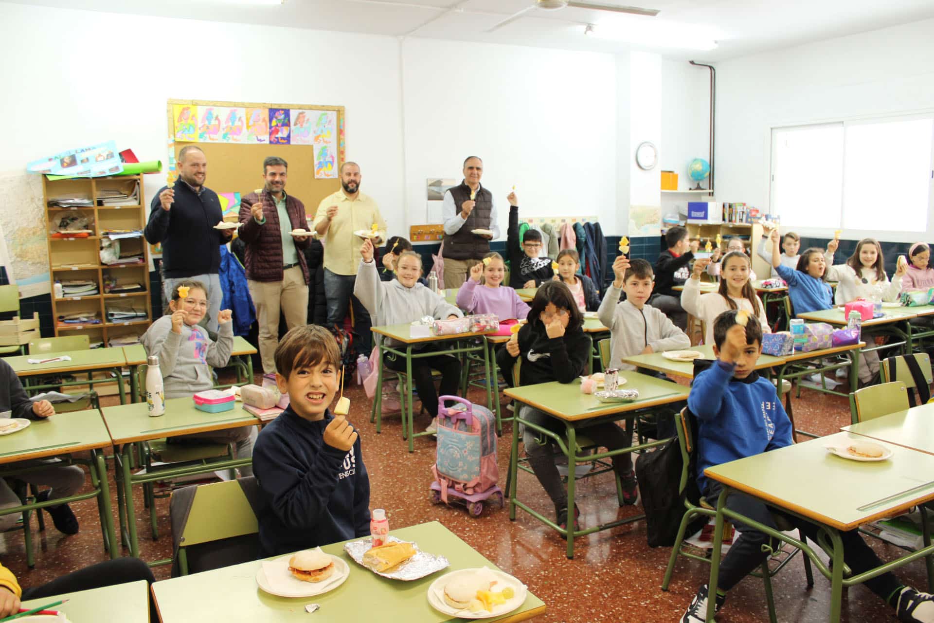 Escolares Del Victoria Disfrutando Del Desayuno Saludable. Fotos: A. M.