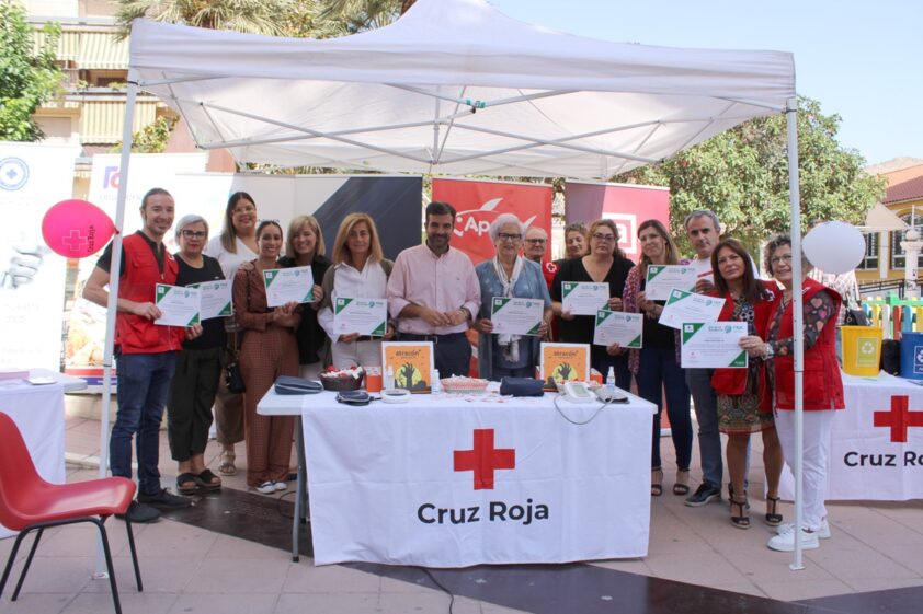 Foto De Grupo De Autoridades, Comercios Y Empresas Colaboradoras. Foto: Calma