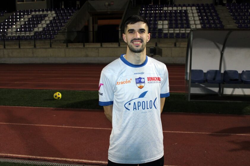 Peso Posa Con La Camiseta Del Loja Cd Con Motivo De Su Primer Entrenamiento. Foto: P. Castillo