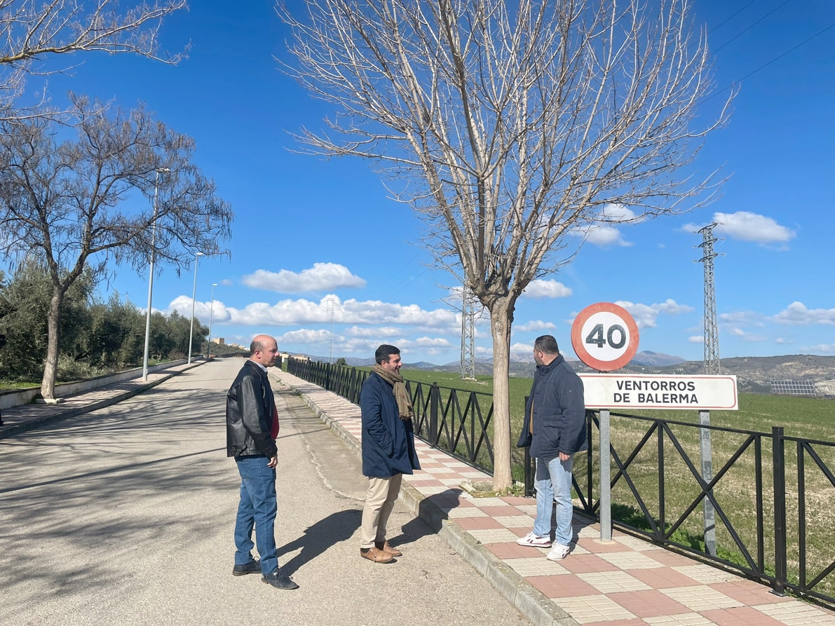 El Alcalde, Junto A Los Concejales De Obras Y Medio Rural, Visitan El Paseo. Foto: Corto