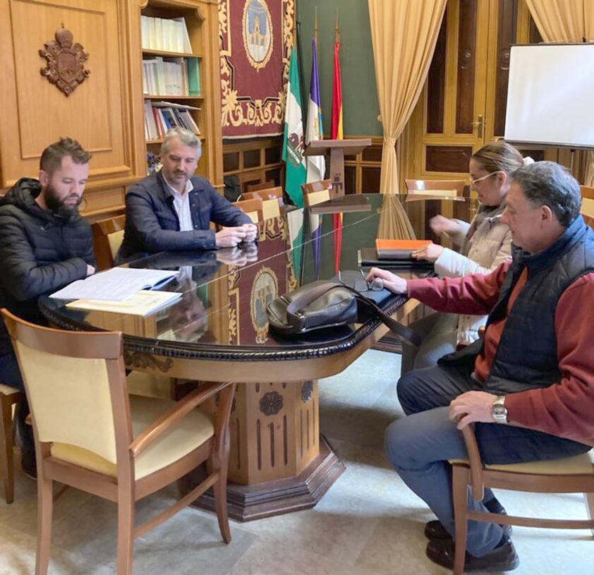 Responsables Y Técnicos Del Gdr, Junto Al Secretario Del Ayuntamiento De Loja. Foto: Cedida