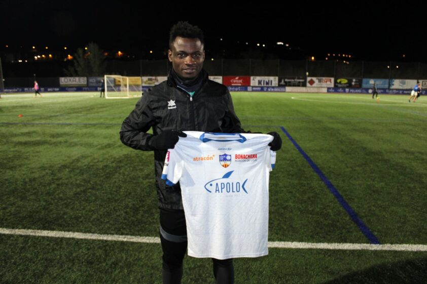 Eric Posa Con La Camiseta Del Loja Cd, Con El Que Ya Debutó El Domingo. Foto: Paco Castillo.