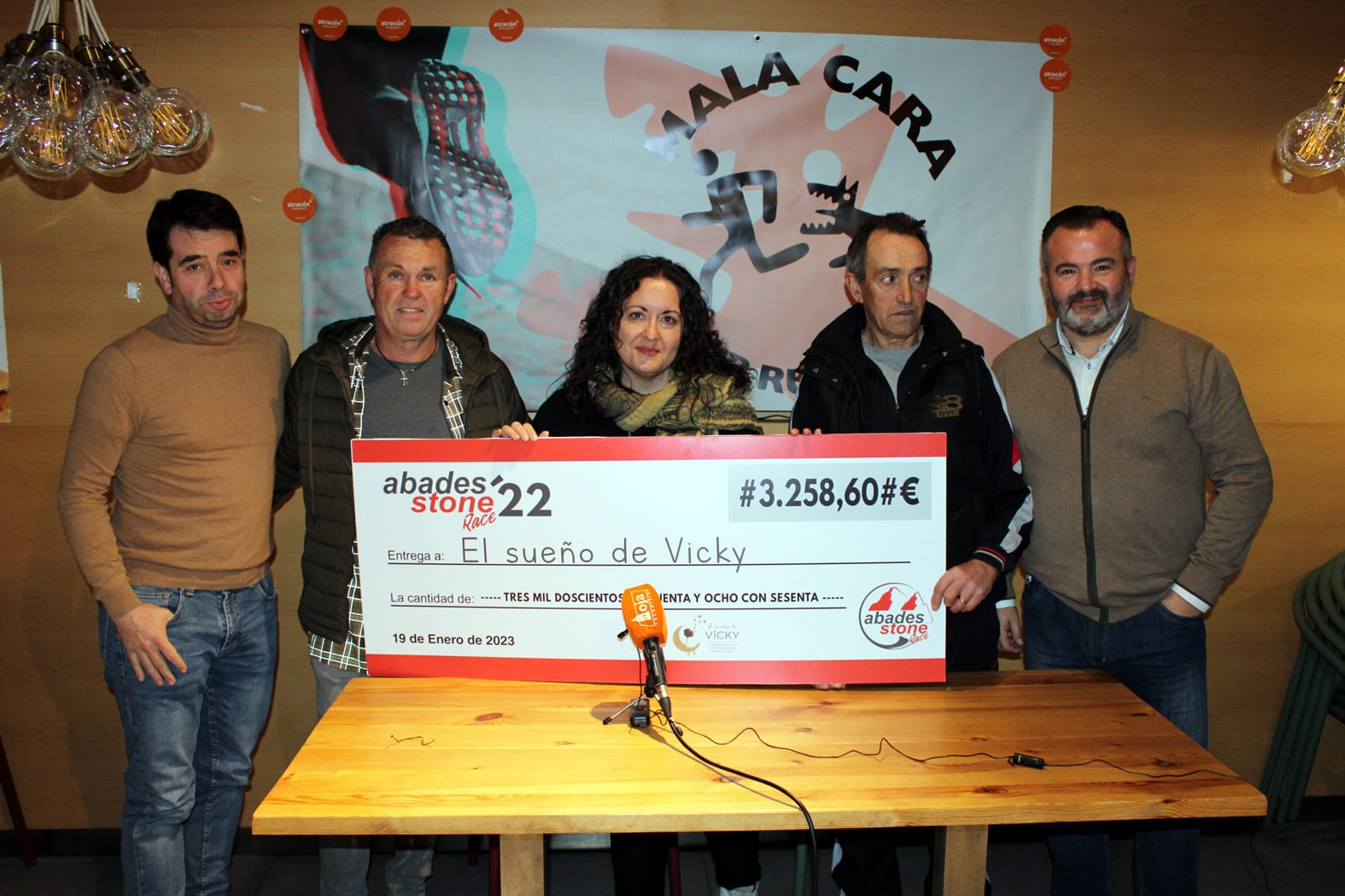 Momento De La Entrega Del Cheque A La Fundación 'el Sueño De Vicky'