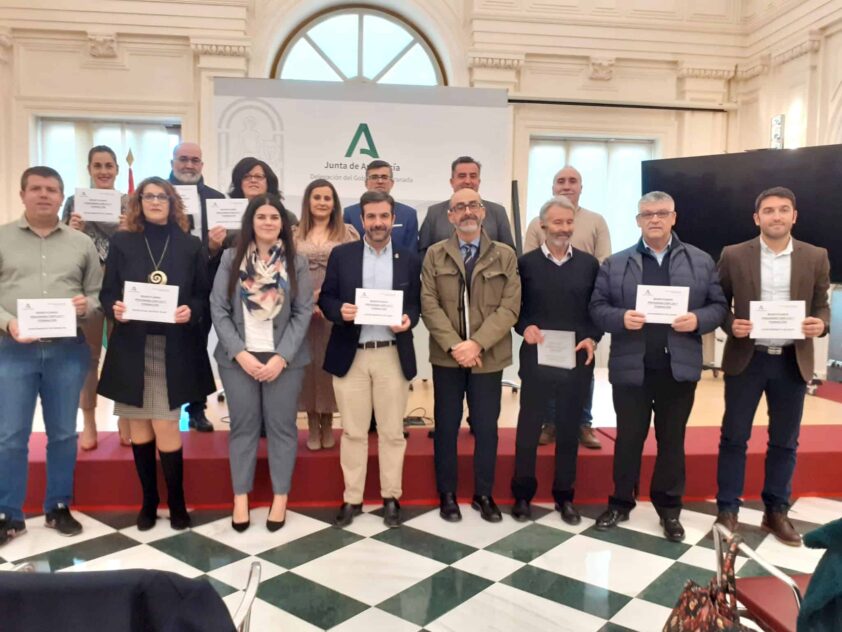 Acto De Entrega De Las Resoluciones, Al Que Asistieron La Edil De Desarrollo Y El Alcalde Camacho.