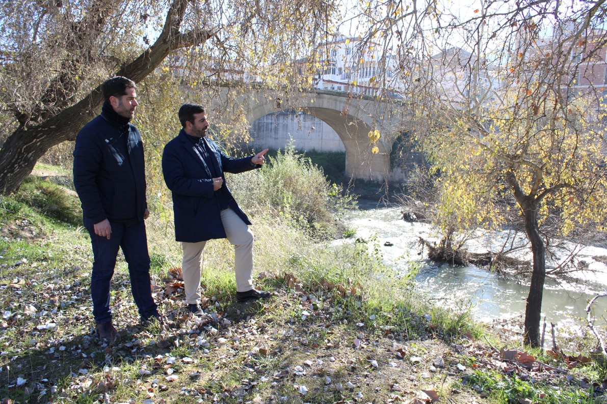 El Concejal De Urbanismo Y El Alcalde, Junto Al Puente Gran Capitán. Foto: C. Molina